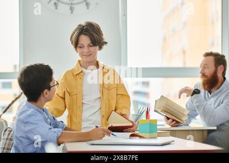 Eine Gruppe von Einzelpersonen, darunter ein Lehrer, ist vertieft in das gemeinsame Lernen von Büchern an einem hell erleuchteten Klassentisch. Stockfoto