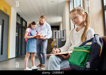 Ein junges Mädchen sitzt auf einer Bank in einem Flur, verloren in Gedanken. Das Sonnenlicht zieht durch Fenster in der Nähe und strahlt ein warmes Licht auf ihr Gesicht. Stockfoto