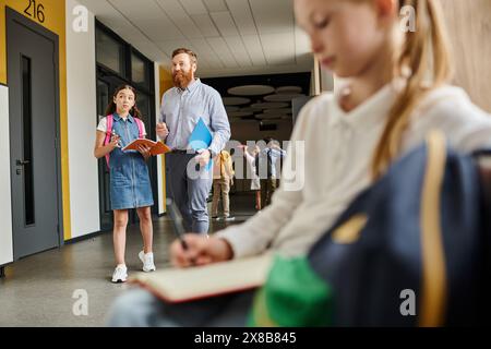 Eine vielfältige Gruppe von Kindern, die aufmerksam in einem Flur stehen, während ihr männlicher Lehrer in einer farbenfrohen, lebendigen Umgebung Unterricht gibt. Stockfoto
