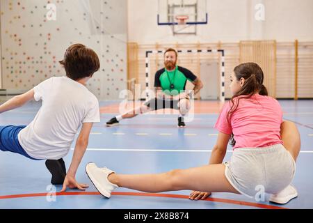 Eine vielfältige Gruppe von Kindern absolviert ein intensives Workout im Schulstudio Stockfoto