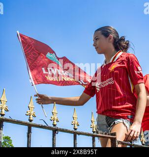 LIVERPOOL, ENGLAND – 19. MAI: Die Fans des Liverpool Football Club freuen sich auf die Ankunft des Mannschaftsbusses im Anfield Stadium vor der Premier League Stockfoto