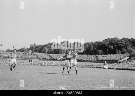 Aktuell 08–1945: Alliierter internationaler Feldzug. Fußball Norwegen - Dänemark 1:5 im Ullevaal-Stadion. Foto: Th. Skotaam und Leif Ørnelund / aktuell / NTB dieser Bildtext wird automatisch übersetzt Stockfoto