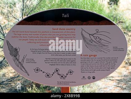 Ein Schild über Tali, das Sanddünen-Land und seine Ökologie im Uluṟu-Kata Tjuṯa-Nationalpark, Northern Territory, Australien Stockfoto