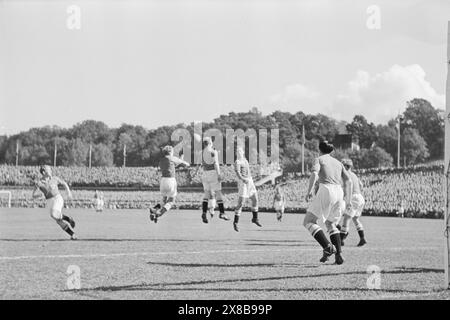 Aktuell 08–1945: Alliierter internationaler Feldzug. Fußball Norwegen - Dänemark 1:5 im Ullevaal-Stadion. Foto: Th. Skotaam und Leif Ørnelund / aktuell / NTB dieser Bildtext wird automatisch übersetzt Stockfoto