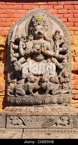 Nahaufnahme Skulptur von Bhairava vor der Tür des Museums, Bhaktapur Durbar Square, Kathmandu, Nepal. Stockfoto