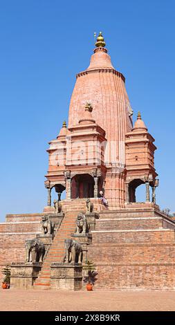 NEPAL, KATHMANDU, BHAKTAPUR DURBAR PLATZ, Dezember 2023, Tourist im Silu Mahadev Tempel, der höchste Tempel des Bhaktapur Durbar Platz, neu Renovat Stockfoto