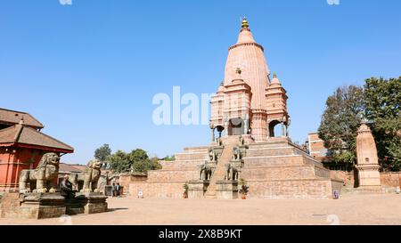 NEPAL, KATHMANDU, BHAKTAPUR DURBAR PLATZ, Dezember 2023, Tourist im Silu Mahadev Tempel, der höchste Tempel des Bhaktapur Durbar Platz, neu Renovat Stockfoto