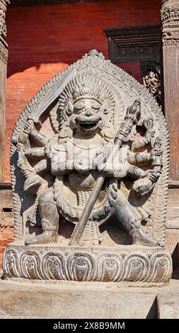 Skulptur von Bhairava auf den Stufen des Nyatapola Tempels, Bhaktapur, Kathmandu, Nepal. Stockfoto