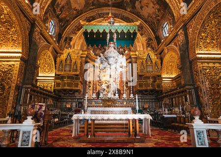 Ein Blick auf den Altar, die Pfeifenorgel und die kunstvoll verzierten Golddetails in der Co-Kathedrale St. John in Valletta, Malta Stockfoto