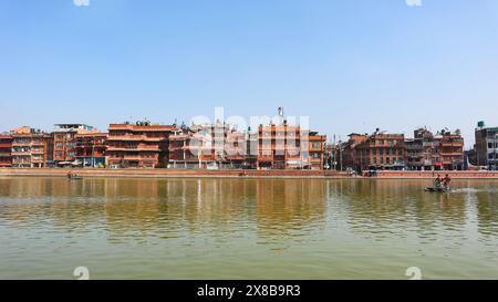 NEPAL, KATHMANDU, Dezember 2023, Tourist am Na Pukhu, Teich in der Nähe des Bhaktapur Durbar Square Stockfoto