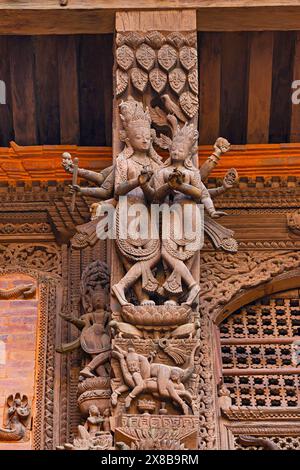 Holzschnitzerei Statue von Lord Vishnu mit Göttin Lakshmi am Kathmandu Durbar Square, Kathmandu, Nepal. Stockfoto