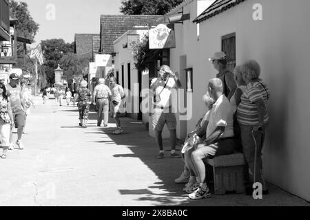 Touristen kaufen und machen eine Pause auf der St. George Street in St. Augustine, Florida, USA. Stockfoto