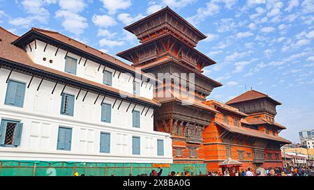 NEPAL, KATHMANDU, Dezember 2023, Tourist am Gaddi Baithak und neunstöckiger Palast, Kathmandu Durbar Platz Stockfoto