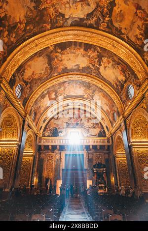 Ein einziger Sonnenstrahl fließt wie ein heiliger Strahl in die St. John's Co-Cathedral in Valletta, Malta Stockfoto