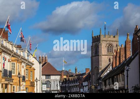 Stratford-upon-Avon, Vereinigtes Königreich - 12. Februar 2024: Blick auf die Church Street in Stratford-upon-Avon mit den Almshouses, Guildhall, Shakespeares Schulzimmer Stockfoto