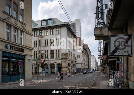 Berlin, Deutschland. Mai 2024. Institut für Sozialwissenschaften an der Humboldt-Universität zu Berlin. Einen Tag nach den propalästinensischen Protesten wird das Gebäude gereinigt. Quelle: Sören Stache/dpa/Alamy Live News Stockfoto