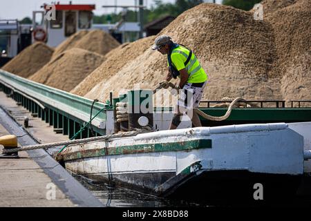 Vechelde, Deutschland. Mai 2024. Ein mit Sanddocks beladener Lastkahn an der Schleuse Wedtlenstedt vor dem Spatenstich für den Ausbau des Zweigkanals nach Salzgitter. Der Salzgitter-Zweigkanal ist über den Mittellandkanal mit dem Ruhrgebiet und den Überseehäfen verbunden. Kredit: Moritz Frankenberg/dpa/Alamy Live News Stockfoto