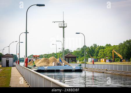 Vechelde, Deutschland. Mai 2024. Ein mit Sanddocks beladener Lastkahn an der Schleuse Wedtlenstedt vor dem Spatenstich für den Ausbau des Zweigkanals nach Salzgitter. Der Salzgitter-Zweigkanal ist über den Mittellandkanal mit dem Ruhrgebiet und den Überseehäfen verbunden. Kredit: Moritz Frankenberg/dpa/Alamy Live News Stockfoto