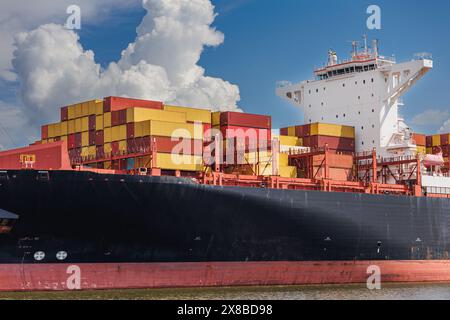 Nahaufnahme des Frachtschiffes auf dem Meer Stockfoto