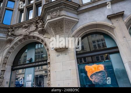 Berlin, Deutschland. Mai 2024. Eines der Fenster des Instituts für Sozialwissenschaften an der Humboldt-Universität zu Berlin ist noch einen Tag nach den propalästinensischen Protesten mit Farbe bedeckt. Im Gebäude werden derzeit Sanierungsarbeiten durchgeführt. Quelle: Sören Stache/dpa/Alamy Live News Stockfoto