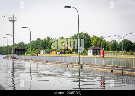 Vechelde, Deutschland. Mai 2024. Blick von der Schleuse Wedtlenstedt beim Spatenstich für die Erweiterung des Zweigkanals nach Salzgitter. Der Salzgitter-Zweigkanal ist über den Mittellandkanal mit dem Ruhrgebiet und den Überseehäfen verbunden. Kredit: Moritz Frankenberg/dpa/Alamy Live News Stockfoto