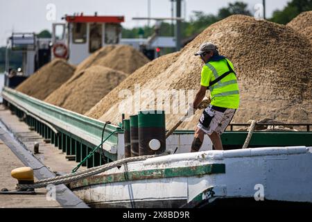 Vechelde, Deutschland. Mai 2024. Ein mit Sanddocks beladener Lastkahn an der Schleuse Wedtlenstedt vor dem Spatenstich für den Ausbau des Zweigkanals nach Salzgitter. Der Salzgitter-Zweigkanal ist über den Mittellandkanal mit dem Ruhrgebiet und den Überseehäfen verbunden. Kredit: Moritz Frankenberg/dpa/Alamy Live News Stockfoto