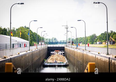 Vechelde, Deutschland. Mai 2024. Ein mit Sanddocks beladener Lastkahn an der Schleuse Wedtlenstedt vor dem Spatenstich für den Ausbau des Zweigkanals nach Salzgitter. Der Salzgitter-Zweigkanal ist über den Mittellandkanal mit dem Ruhrgebiet und den Überseehäfen verbunden. Kredit: Moritz Frankenberg/dpa/Alamy Live News Stockfoto