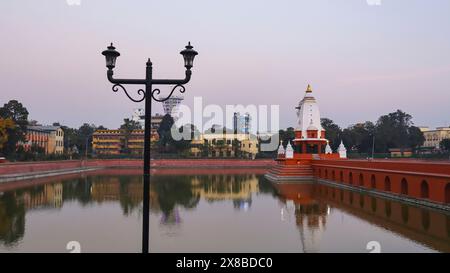 Blick auf Rani Pokhari, in der Nähe des Ratna Parks, Kathmandu, Nepal. Stockfoto