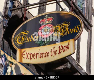 Stratford-upon-Avon, Großbritannien - 12. Februar 2024: Das Schild über dem Eingang zur Tudor World - eine Touristenattraktion in der historischen Stadt Stratford-upon Stockfoto