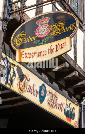 Stratford-upon-Avon, Großbritannien - 12. Februar 2024: Das Schild über dem Eingang zur Tudor World - eine Touristenattraktion in der historischen Stadt Stratford-upon Stockfoto