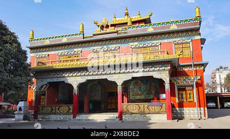 Blick auf das Kloster Dilyak in der Nähe von Boudhanath Stupa, Kathmandu, Nepal. Stockfoto