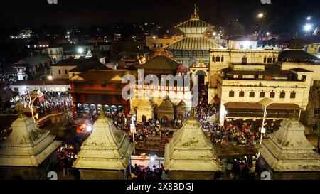 NEPAL, KATHMANDU, Dezember 2023, geweihter Pashupatinath Tempel am Ufer des Baghmati River Stockfoto