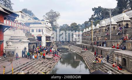 NEPAL, KATHMANDU, Dezember 2023, Devotee am Baghmati River und Aarti Place of Pashupatinath Stockfoto