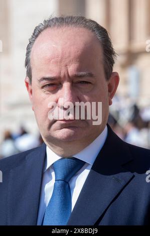 Italien, Rom, Vatikanstadt, 22.04.2023. Franco Anelli Rettore dell'Università Cattolica del Sacro während des Treffens mit den Teilnehmern der Wallfahrt zur Seligsprechung von Armida Barelli auf dem Petersplatz, Vatikan., Foto: Alessia Giuliani/Katholisches Pressefoto. BESCHRÄNKT AUF REDAKTIONELLE VERWENDUNG - KEIN MARKETING - KEINE WERBEKAMPAGNEN. Italia, Roma, Città del Vaticano, 22.04.2023. Franco Anelli Rettore dell'Università Cattolica del Sacro durante l'incontro con i partecipanti al pellegrinaggio per la beatificazione di Armida Barelli auf der Piazza San Pietro, Città del Vaticano. Stockfoto