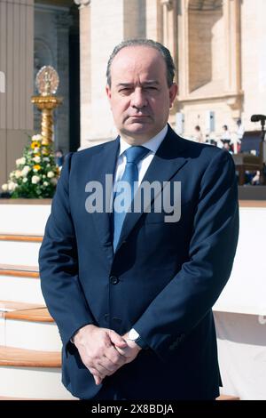 Italien, Rom, Vatikanstadt, 22.04.2023. Franco Anelli Rettore dell'Università Cattolica del Sacro während des Treffens mit den Teilnehmern der Wallfahrt zur Seligsprechung von Armida Barelli auf dem Petersplatz, Vatikan., Foto: Alessia Giuliani/Katholisches Pressefoto. BESCHRÄNKT AUF REDAKTIONELLE VERWENDUNG - KEIN MARKETING - KEINE WERBEKAMPAGNEN. Italia, Roma, Città del Vaticano, 22.04.2023. Franco Anelli Rettore dell'Università Cattolica del Sacro durante l'incontro con i partecipanti al pellegrinaggio per la beatificazione di Armida Barelli auf der Piazza San Pietro, Città del Vaticano. Stockfoto