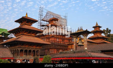 NEPAL, KATHMANDU, Dezember 2023, Tourist in Harishankar und Narsimha Tempel Renovierung im Gange, Patan Darbar Square, Patan Stockfoto