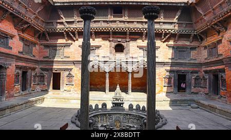 Blick auf Sundari Chowk mit Tusha HiTi oder königlichem Bad ist wie ein yoni geformt. Sundari Chowk, Patan Darbar Square, Kathmandu, Nepal. Stockfoto