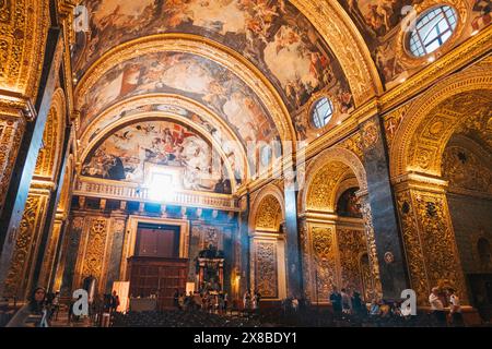 Ein einziger Sonnenstrahl fließt wie ein heiliger Strahl in die St. John's Co-Cathedral in Valletta, Malta Stockfoto