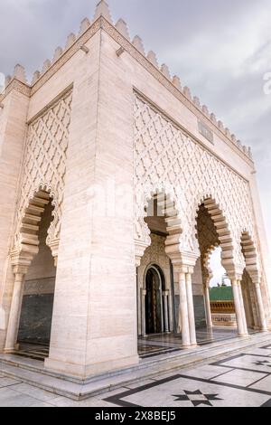 Rabat, Marokko - 23. März 2024: Das Mausoleum von Mohammed V. ist ein historisches Gebäude auf der gegenüberliegenden Seite des Hassan-Turms auf dem Yacoub A Stockfoto