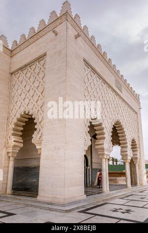 Rabat, Marokko - 23. März 2024: Das Mausoleum von Mohammed V. ist ein historisches Gebäude auf der gegenüberliegenden Seite des Hassan-Turms auf dem Yacoub A Stockfoto