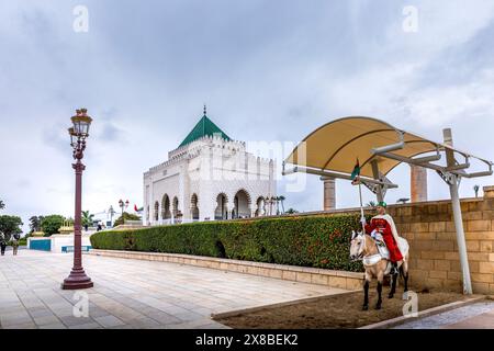 Rabat, Marokko - 23. März 2024: Pferdewache bewacht das Mausoleum Mohammed V. in Rabat, Marokko Stockfoto