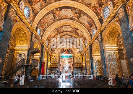 Ein Blick auf das Innere der St. John's Co-Cathedral in Valletta, Malta, mit den komplizierten Blattgold-Verzierungen, gewölbten Decken und Marmorböden. Stockfoto