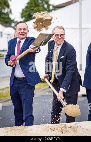 Vechelde, Deutschland. Mai 2024. Volker Wissing (FDP, l), Bundesminister für Verkehr und digitale Angelegenheiten, und Eric Oehlmann, Leiter der Generaldirektion Wasserstraßen und Schifffahrt, beim Spatenstich für den Ausbau des Zweigkanals nach Salzgitter an der Schleuse Wedtlenstedt. Der Salzgitter-Zweigkanal ist über den Mittellandkanal mit dem Ruhrgebiet und den Überseehäfen verbunden. Kredit: Moritz Frankenberg/dpa/Alamy Live News Stockfoto