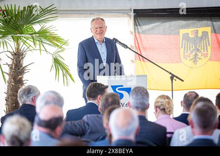 Vechelde, Deutschland. Mai 2024. Stephan weil (SPD), niedersächsischer Ministerpräsident, spricht beim Spatenstich für den Ausbau des Zweigkanals nach Salzgitter an der Schleuse Wedtlenstedt. Der Salzgitter-Zweigkanal ist über den Mittellandkanal mit dem Ruhrgebiet und den Überseehäfen verbunden. Kredit: Moritz Frankenberg/dpa/Alamy Live News Stockfoto