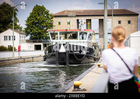 Vechelde, Deutschland. Mai 2024. Vor dem Spatenstich für den Ausbau des Zweigkanals nach Salzgitter wird an der Schleuse Wedtlenstedt ein Schiff vertäut. Der Salzgitter-Zweigkanal ist über den Mittellandkanal mit dem Ruhrgebiet und den Überseehäfen verbunden. Kredit: Moritz Frankenberg/dpa/Alamy Live News Stockfoto