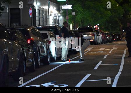 Bronx, Usa. Mai 2024. Polizisten versammeln sich am Tatort, an dem drei Menschen erschossen und zwei Menschen bei einer Schießerei in Bronx, New York, USA, getötet wurden. Gegen 12:14 Uhr, Freitagmorgen, wurden im 2200er Block der Davidson Avenue drei Personen erschossen. Ein 36-jähriger Mann wurde in die Brust geschossen und für tot erklärt, ein 44-jähriges Weibchen wurde in die Brust geschossen und für tot erklärt, ein 40-jähriger Mann wurde in den Arm geschossen und befindet sich in stabilem Zustand. Quelle: SOPA Images Limited/Alamy Live News Stockfoto