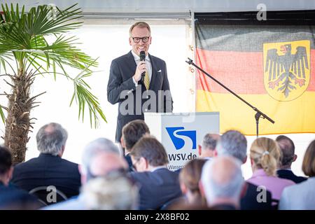 Vechelde, Deutschland. Mai 2024. Eric Oehlmann, Leiter der Generaldirektion Wasserstraßen und Schifffahrt, spricht beim Spatenstich für den Ausbau des Zweigkanals nach Salzgitter an der Schleuse Wedtlenstedt. Der Salzgitter-Zweigkanal ist über den Mittellandkanal mit dem Ruhrgebiet und den Überseehäfen verbunden. Kredit: Moritz Frankenberg/dpa/Alamy Live News Stockfoto