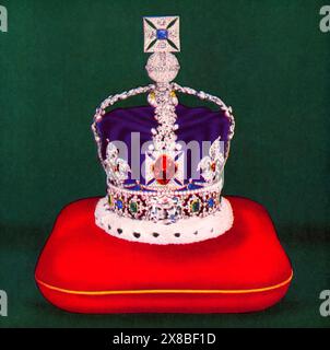 Die Kaiserliche Staatskrone, 1953. Die Imperial State Crown ist einer der Kronjuwelen des Vereinigten Königreichs und symbolisiert die Souveränität des Monarchen. Sie existiert seit dem 15. Jahrhundert in verschiedenen Formen. Die aktuelle Version wurde 1937 hergestellt und wird vom Monarchen nach einer Krönung getragen und bei den Staatsöffnungen des Parlaments verwendet. Die Krone ist mit 2.901 Edelsteinen verziert, darunter dem Cullinan II Diamanten, dem St Edward's Saphir, dem Stuart Saphir und dem Black Prince's Rubin. Stockfoto