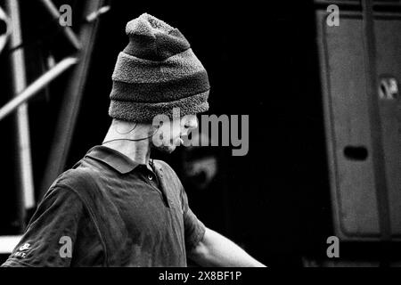 JAY KAY, JAMIROQUAI, GLASTONBURY 95: Jay Kay of Jamiroquai spielt die Hauptpyramid Stage beim Glastonbury Festival, Pilton Farm, Somerset, England, 25. Juni 1995. 1995 feierte das Festival sein 25-jähriges Bestehen. In diesem Jahr gab es keine Pyramidenphase, da sie abgebrannt war. Foto: ROB WATKINS Stockfoto