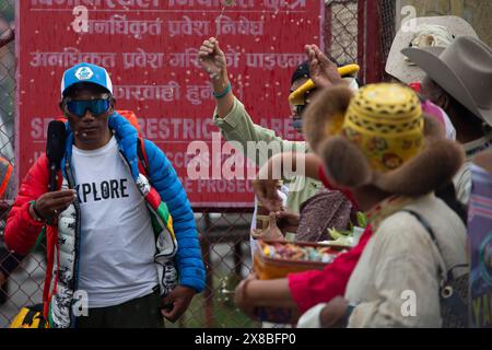 Am 24. Mai 2024 in Kathmandu, Nepal. „Kami Rita Sherpa“, 54, aus Thame, Solukhumbu, ein nepalesischer erfahrener Bergsteiger und professioneller Bergsteiger-Reiseleiter, führt ein Ritual durch, während er am Inlandsterminal des Tribhuvan International Airport ankommt, nachdem er den Everest zum 30. Mal erklimmt hat. Sherpa brach seinen eigenen Rekord, der letztes Jahr aufgestellt wurde. Sherpas Bergsteigerreise begann 1992; währenddessen hat Sherpa zwischen 1994 und 2023 den Mt. Everest 28 Mal, K2 und Lhotse jeweils ein Mal, Manaslu und Cho Oyu drei bzw. acht Mal. (Foto: Abhishek Maharjan/SIPA USA) Stockfoto